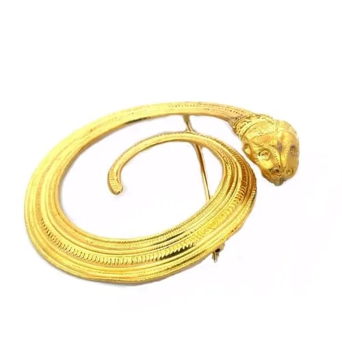 LALAOUNIS 18K GOLD LION BROOCH LARGE CURLED CIRCLE DESIGN VINTAGE: LALAOUNIS 18K GOLD LION BROOCH LARGE CURLED CIRCLE DESIGN VINTAGE This is an impressive authentic large brooch by Lalaounis from the Animal Kingdom Collection. It is crafted from 18k yellow gold featu
