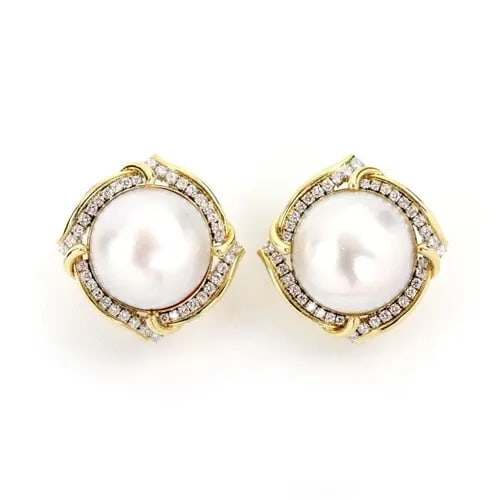 ESTATE DIAMOND 20.5MM MABE PEARL 14K GOLD POST CLIP HUGGIE EARRINGS: ESTATE DIAMOND 20.5MM MABE PEARL 14K GOLD POST CLIP HUGGIE EARRINGS Diamond 20.5mm Mabe Pearl 14k Gold Post Clip Huggie Earrings Description These gorgeous Estate earrings are crafted from 14k yellow 