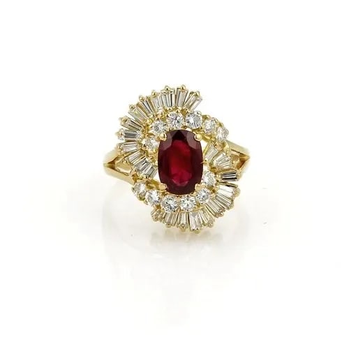 DIAMOND & RUBY GOLD RING 18K YELLOW 2.65CT BALLERINA STYLE SIZE 4.5: DIAMOND & RUBY GOLD RING 18K YELLOW 2.65CT BALLERINA STYLE SIZE 4.5 This is a gorgeous ballerina ring; it is crafted from 18k yellow gold baguette and round diamonds. The center of the ring has a stun