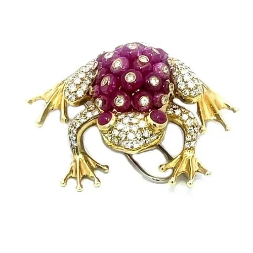 RUBY GOLD FROG BROOCH DIAMOND 18K YELLOW 3D CABOCHON PAVE SET STYLE: The Ruby Gold Frog Brooch is a stunning piece of fine jewelry featuring yellow gold metal construction with an 18k purity. The brooch showcases a beautifully crafted 3D frog design with pave set diamo