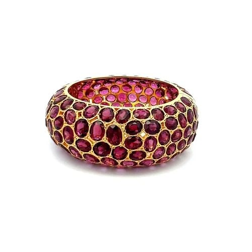 320.00 CARAT OVAL SHAPE AMETHYSTS 18 KARAT YELLOW GOLD BANGLE BRACELET: 320.00 CARAT OVAL SHAPE AMETHYSTS 18 KARAT YELLOW GOLD BANGLE BRACELET Title: 320.00 Carat Oval Shape Amethysts 18 Karat Yellow Gold Bangle Bracelet Style: Bangle Metal: 18 Karat Yellow Gold Gemstone 