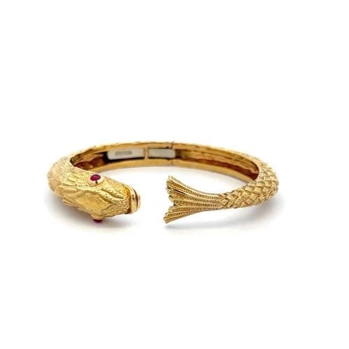 DAVID WEBB 18 KARAT YELLOW GOLD FISH BANGLE BRACELET WITH 0.2 CARAT RUBY: DAVID WEBB 18 KARAT YELLOW GOLD FISH BANGLE BRACELET WITH 0.2 CARAT RUBY DAVID WEBB 18 KARAT YELLOW GOLD FISH BANGLE BRACELET WITH 0.2 CARAT RUBY PRODUCT DESCRIPTION Designer: DAVID WEBB Detailed Desc