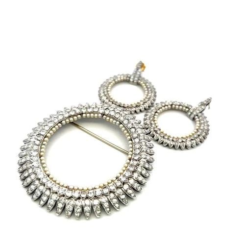 PLATINUM PIN BROOCH & HOOP EARRINGS SET WITH 10.4 CT H-VS DIAMONDS & PEARLS: PLATINUM PIN BROOCH & HOOP EARRINGS SET WITH 10.4 CT H-VS DIAMONDS & PEARLS PLATINUM PIN BROOCH & HOOP EARRINGS SET WITH 10.4 CT H-VS DIAMONDS & PEARLS PRODUCT DESCRIPTION Detailed Description: Elevat