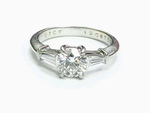 TIFFANY & CO.. 1.07 CARAT G-VVS2 DIAMOND PLATINUM ENGAGEMENT RING: TIFFANY & CO.. 1.07 CARAT G-VVS2 DIAMOND PLATINUM ENGAGEMENT RING Title: Tiffany and Co 1.07 Carat G-VVS2 Diamond Platinum Engagement Ring Style: Engagement Metal: Platinum Gemstone 1: 1.07 Carat Diam