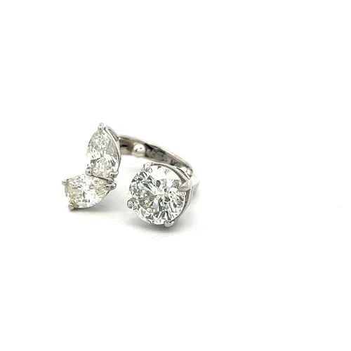 ESTATE PLATINUM THREE-STONE COCKTAIL RING WITH 3.62 CT ROUND & PEAR DIAMONDS GIA: ESTATE PLATINUM THREE-STONE COCKTAIL RING WITH 3.62 CT ROUND & PEAR DIAMONDS GIA Detailed Description: Elevate your elegance with this luxurious platinum three-stone ring, featuring a stunning blend o