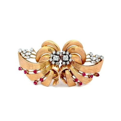 VINTAGE 1.70CT DIAMOND & RUBY 18K ROSE GOLD RETRO RIBBON PIN BROOCH: VINTAGE 1.70CT DIAMOND & RUBY 18K ROSE GOLD RETRO RIBBON PIN BROOCH PRODUCT DESCRIPTION Title: This vintage 18K rose gold ribbon-style brooch showcases the elegance of retro design with its flowing, s