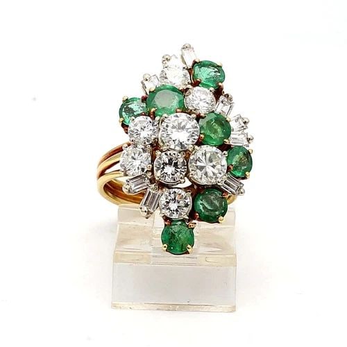 2.72 CARAT ROUND & BAGUETTE G VS1 DIAMOND 1.60 CARAT EMERALD 18K YG CLUSTER RING: 2.72 CARAT ROUND & BAGUETTE G VS1 DIAMOND 1.60 CARAT EMERALD 18K YG CLUSTER RING Title: 2.72 Carat Round Brilliant G VS2 and Baguette Shape G VS1 Diamond 1.60 Carat Emerald 18 Karat Yellow Gold Cluste