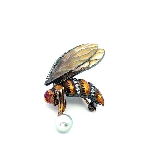 VINTAGE 18 KARAT YG BEE PIN BROOCH WITH 0.27 CARAT DIAMOND AND 6.8MM PEARL: VINTAGE 18 KARAT YG BEE PIN BROOCH WITH 0.27 CARAT DIAMOND AND 6.8MM PEARL Detailed Description: Elevate your style with this vintage bee brooch, expertly crafted in 18 Karat Yellow Gold. Sparkling wi