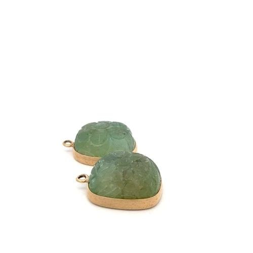 VINTAGE 14 KARAT YELLOW GOLD PIN BROOCH WITH 20X23 MM CARVED EMERALD: VINTAGE 14 KARAT YELLOW GOLD PIN BROOCH WITH 20X23 MM CARVED EMERALD Detailed Description: Embrace a touch of timeless elegance with this vintage pin brooch featuring intricately carved emerald gemsto