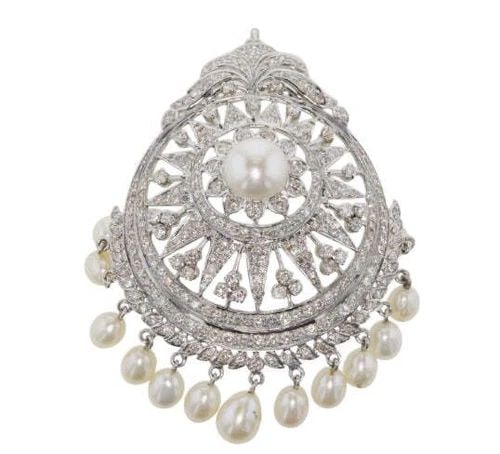 3.15 CARAT ROUND BRILLIANT DIAMOND AND PEARL SILVER PENDANT: 3.15 CARAT ROUND BRILLIANT DIAMOND AND PEARL SILVER PENDANT 3.15 Carat Round Brilliant Diamond and Pearl Silver Pendant Details Main Stone Diamond Metal Silver Metal purity Unknown Style Pendant Mater