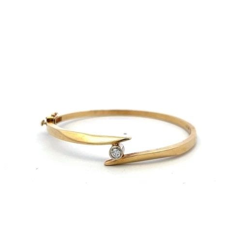 0.15 CARAT DIAMOND 14K YELLOW GOLD MINIMALIST VINTAGE BANGLE BRACELET: 0.15 CARAT DIAMOND 14K YELLOW GOLD MINIMALIST VINTAGE BANGLE BRACELET Title: This elegant vintage and estate bangle bracelet is crafted in rich 14 karat yellow gold, showcasing a refined minimalist de