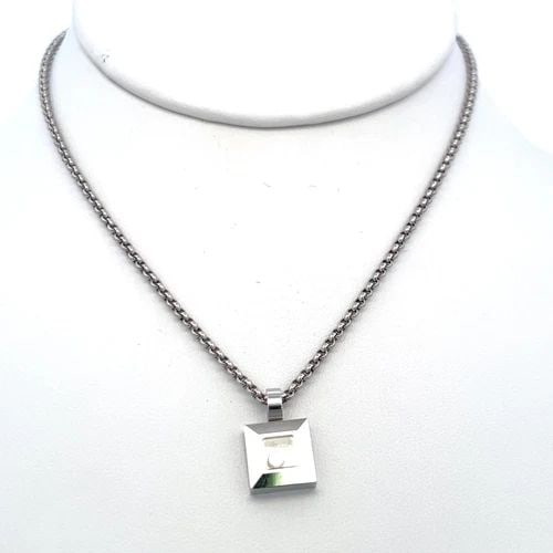 CHOPARD 0.05 CARAT ROUND DIAMOND 18 KARAT WHITE GOLD PENDANT NECKLACE: CHOPARD 0.05 CARAT ROUND DIAMOND 18 KARAT WHITE GOLD PENDANT NECKLACE PRODUCT DESCRIPTION Designer: CHOPARD Title: Chopard 0.05 Carat Round Brilliant G VS Diamond 18 Karat White Gold Pendant Necklace 