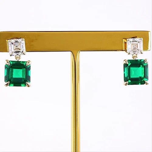 LAB-GROWN 5.52 CARAT ASSCHER GREEN EMERALD-VS1 DIAMOND 14K YG HANGING EARRINGS: LAB-GROWN 5.52 CARAT ASSCHER GREEN EMERALD-VS1 DIAMOND 14K YG HANGING EARRINGS Title: High-quality Brand-New Echo Friendly Elegant Lab-Grown 5.52 Carat Asscher Green Emerald-VS1 Diamond 14K Yellow Gol