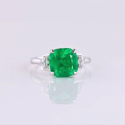 LAB-GROWN 0.39 CT. SQUARE CUSHION GREEN EMERALD DIAMOND 14K WG THREE STONES RING: LAB-GROWN 0.39 CT. SQUARE CUSHION GREEN EMERALD DIAMOND 14K WG THREE STONES RING Title: High-quality Brand-New Echo Friendly Elegant Lab-Grown 0.39 Carat Square Cushion Brilliant Green Emerald-VS2 Dia