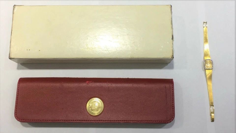 LADIES OMEGA 18K YELLOW GOLD WATCH WITH 1CT VS DIAMOND BEZEL 37.2 GRAMS: LADIES OMEGA 18K YELLOW GOLD WATCH WITH DIAMOND BEZEL Ladies OMEGA 18k Yellow Gold Watch with Diamond Bezel You are bidding on a Ladies OMEGA 18k Yellow Gold Watch with Diamond Bezel. The watch has be