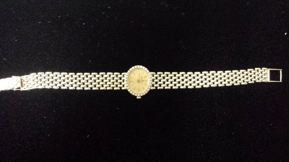 BAUME & MERCIER LADES WATCH, 14K GOLD, DIAMONDS 34.9 GRAMS: BAUME & MERCIER LADES 14KT GOLD AND DIAMOND WATCH Baume & Mercier Ladies 14kt gold, diamond bezel Watch RETAIL PRICE: $8900.00 You are bidding on a pre-owned Baume & Mercier Swiss made watch. The watc