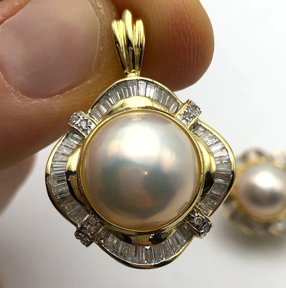 14K GOLD PENDANT AND EARRINGS SET, MABE PEARLS, 3.5CTS NATURAL DIAMONDS 16.7G: 14K GOLD PENDANT AND EARRINGS SET, WITH PEARLS AND 3.5CTS OF DIAMONDS 14k Gold Pendant and Earrings Set, with Pearls and 3.5cts of Diamonds Condition: Used, has been cleaned Material: 14k Yellow Gold 