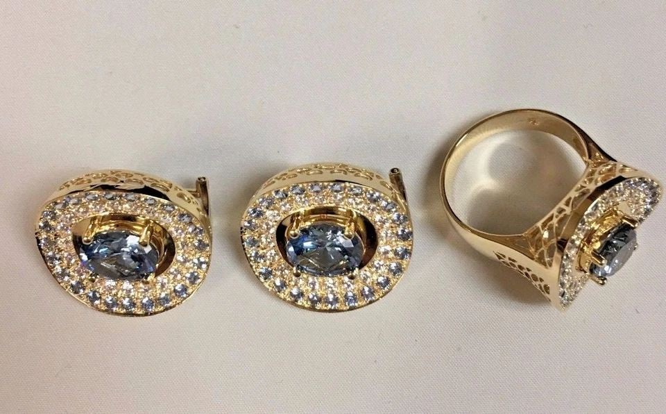 18K GOLD RING AND EARRINGS, WITH BLUE TOPAZ AND CUBIC ZIRCONIA ( SIZE: 9 ) 26.4G (1 of 2)