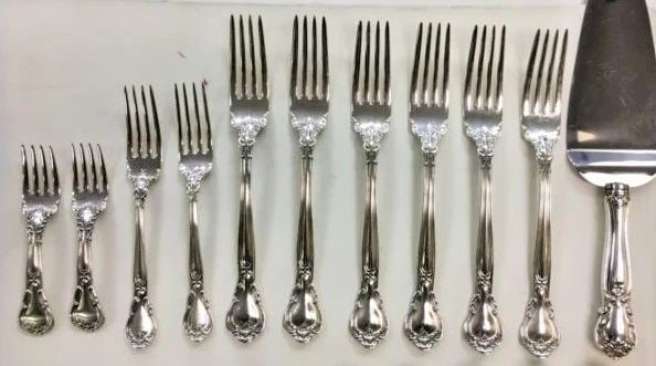 GORHAM STERLING (18) PIECE SET 845.2 GRAMS: GORHAM STERLING (18) PIECE SET Gorham Sterling (18) piece set You are bidding on a vintage Gorham Sterling (18) piece set. There are few minor scratches on the set from normal wear and tear, it is in 