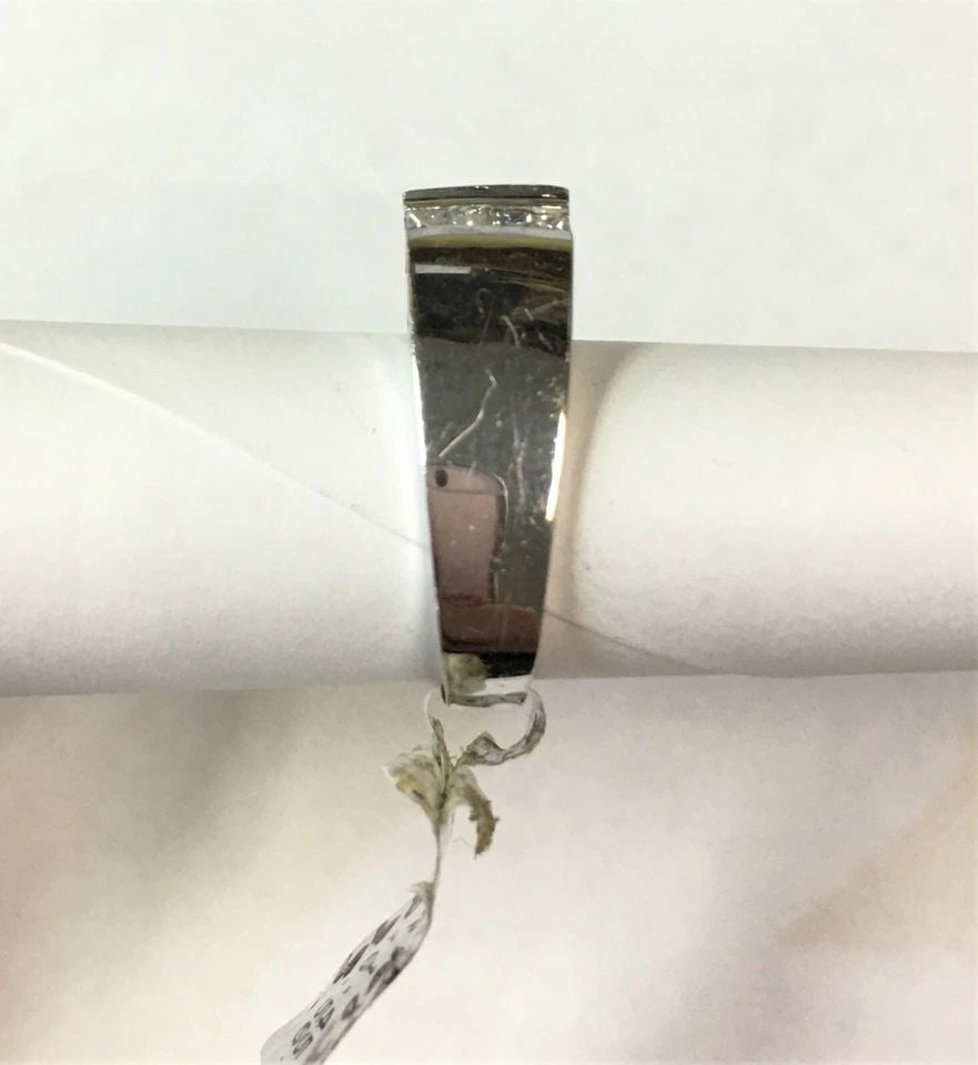 18K WHITE GOLD RING WITH 1.45CTS NATURAL DIAMONDS ( SIZE: 6.5 ) 11.1G: 18K WHITE GOLD RING WITH DIAMONDS (SIZE: 6.5) 18k White Gold Ring with Diamonds You are bidding on a 18k White Gold Ring with Diamonds. The ring has been fully checked and inspected by our in house Je