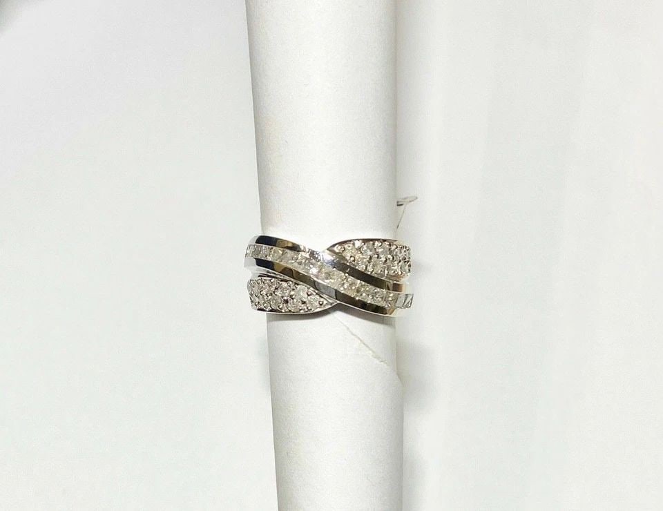 WOMEN'S 14K WHITE GOLD RING WITH 1.65CTW NATURAL DIAMONDS ( SIZE: 7 ) 10.5G: WOMEN'S 14K WHITE GOLD RING WITH 1.65CTS (SIZE 7) Women's 14k White Gold Ring with 1.65CTS Diamonds You are bidding on a new with tags Women's 14k White Gold Ring with 1.65CTS Diamonds. The ring has m