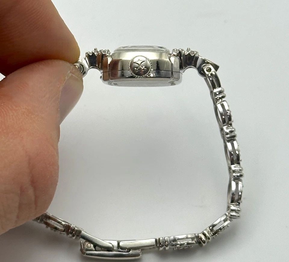 LADY HAMILTON 14K WHITE GOLD WATCH WITH 0.42CTS OF DIAMONDS 15.4 GRAMS TOTAL: LADY HAMILTON 14K WHITE GOLD WATCH WITH 0.42CTS OF DIAMONDS 15.4 GRAMS TOTAL Lady Hamilton 14k White Gold Watch with 0.42cts of Diamonds Condition: Used, runs & keeps time Material: 14k White Gold for