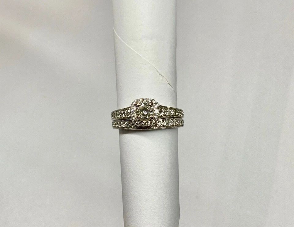 GABRIEL & CO. 14K WHITE GOLD ENGAGEMENT RINGS, 096CTS OF DIAMONDS ( SIZE: 6.25 ): GABRIEL & CO. 14K WHITE GOLD WEDDING RING AND BAND SET WITH DIAMONDS 0.96TCW Gabriel & Co. 14k White Gold Wedding Ring and Band Set with Diamonds 0.96TCW You are bidding on a pre-owned Gabriel & Co. 1