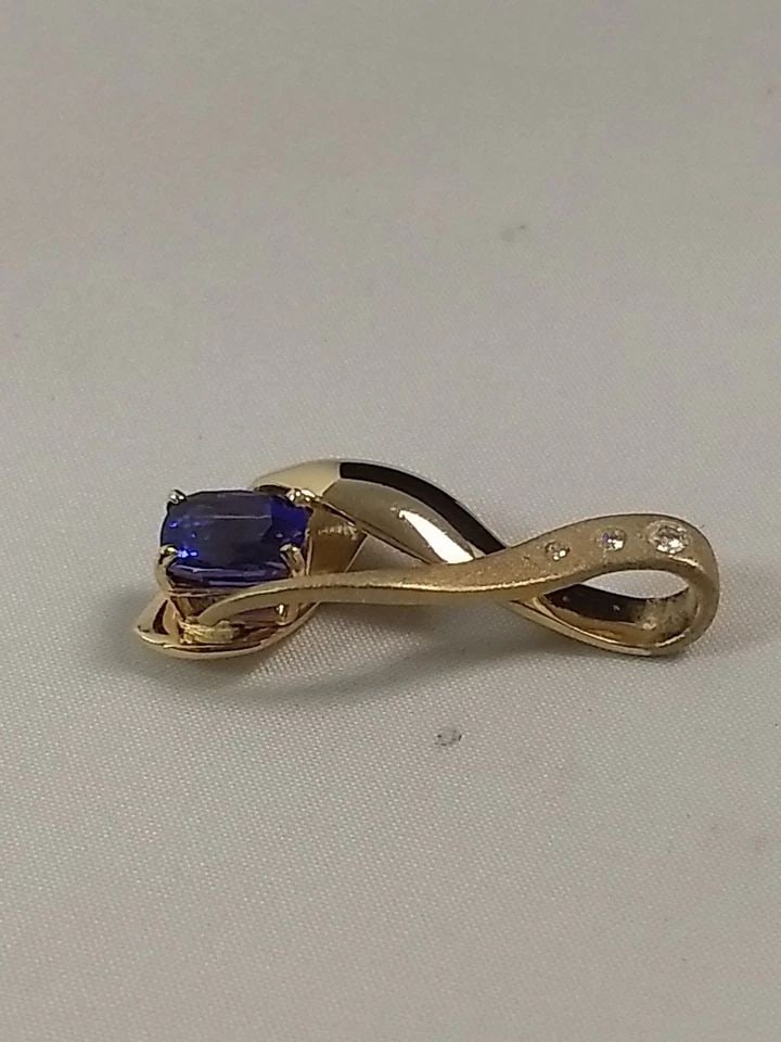 14K YELLOW GOLD PENDANT WITH DIAMONDS AND 1.8CT TANZANITE ( 5.5 GRAMS ): 14K YELLOW GOLD PENDANT WITH DIAMONDS AND TANZANITE 14k Yellow Gold Pendant with Diamonds and Tanzanite You are bidding on a 14k Yellow Gold Pendant with Diamonds and Tanzanite. There are few minor sc
