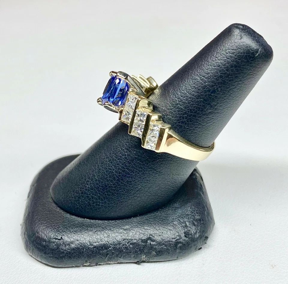 14K GOLD RING, 1.5CT TANZANITE, 1CTS OF DIAMONDS ( SIZE: 7.25 ) 6.5G: WOMEN'S 14K YELLOW GOLD RING WITH TANZANITE AND DIAMONDS Women's 14k Yellow Gold Ring with Tanzanite and Diamonds You are bidding on a pre-owned Women's 14k Yellow Gold Ring with Tanzanite and Diamond