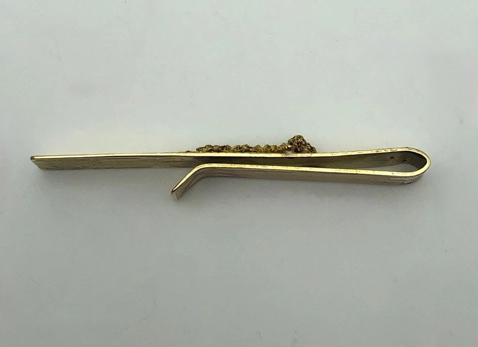 MONEY CLIP 14K GOLD WITH 22K NUGGET 11.7 GRAMS: MONEY CLIP 14K GOLD WITH 22K NUGGET 11.7 GRAMS Money Clip 14k Gold with 22k Nugget Condition: Used Material: 14k Yellow Gold, with a 22k natural nugget Weight: 11.7 grams Clip Size: 64mm x 9.3mm x 1mm