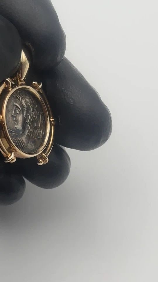 ALEXANDER THE GREAT ANCIENT SILVER COIN WITH 14K GOLD BEZEL PENDANT ( 8 GRAMS ): ALEXANDER THE GREAT ANCIENT SILVER COIN WITH 14K GOLD BEZEL PENDANT 8.0 GRAMS Alexander the Great Ancient Silver Coin with 14k Gold Bezel Pendant Condition: Used Material: Silver coin / 14k Yellow Gol