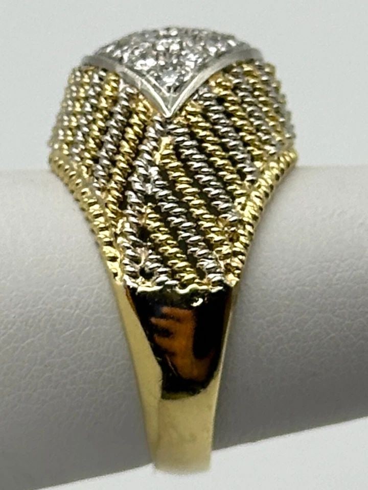 18K GOLD TWO TONED EYE SHAPE RING, 0.75CTS VVS/VS DIAMONDS ( SIZE 8.5 ) 8.9G: 18K GOLD TWO TONED RING EYE SHAPE RING WITH 0.75CTS VVS/VS DIAMONDS SIZE: 8.5 18k Gold Two Toned Ring Eye Shape ring with 0.75cts VVS/VS Diamonds Condition: Used Material: 18k Yellow & White Gold, two