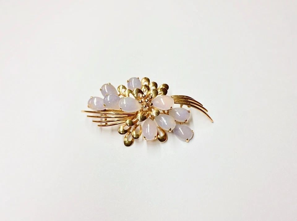 WOMEN'S 14K BROOCH W/ 10 PEAR CUT LAVENDER JADE 18.1 GRAM: WOMEN'S 14K LIGHT LAVENDER JADE BROOCH WITH 10 PEAR SHAPED LAVENDER JADE Women's 14k Light Lavender Jade Brooch with 10 Pear Shaped Lavender Jade You are bidding on a pre-owned Women's 14k Light Laven