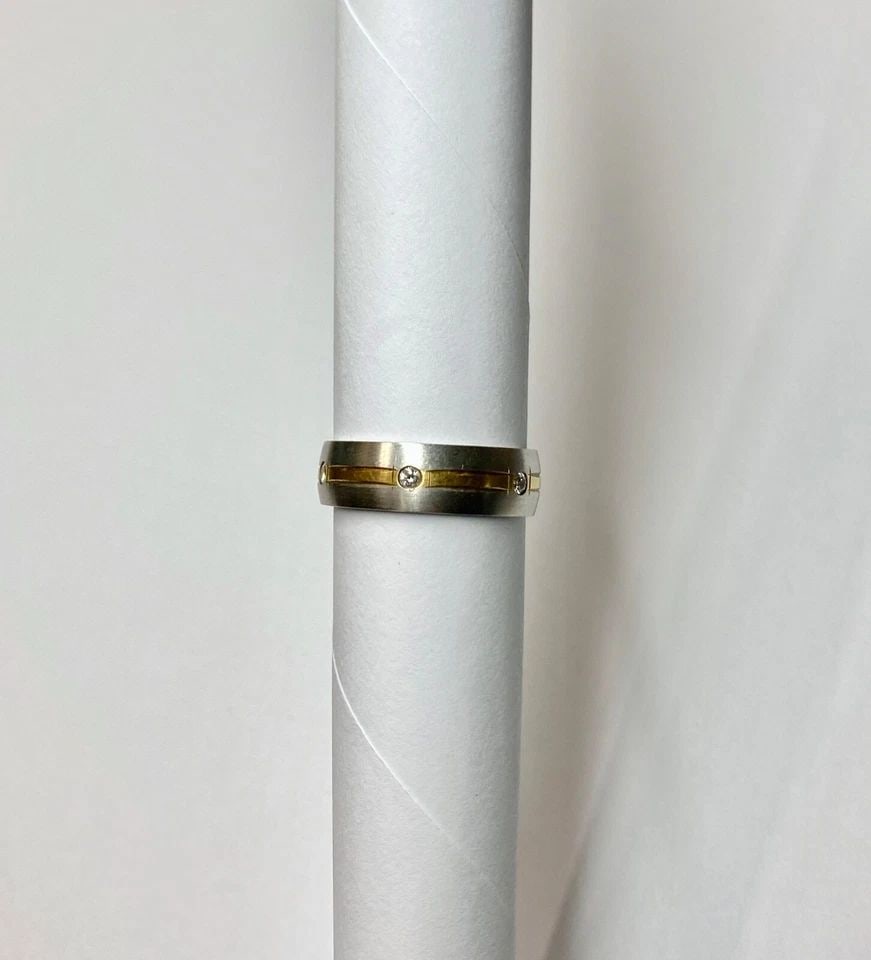 950 PLATINUM & 18K GOLD ETERNITY BAND WITH 0.25CTS DIAMONDS ( SIZE 10.5 ) 10.3G: MEN'S 18K YELLOW GOLD AND PLATINUM ETERNITY BAND W 0.25CT DIAMONDS (SIZE 10.5) Men's 18k Yellow Gold and Platinum Eternity Band with 0.25CT Diamonds (Size 10.5) You are bidding on a pre-owned Men's 18