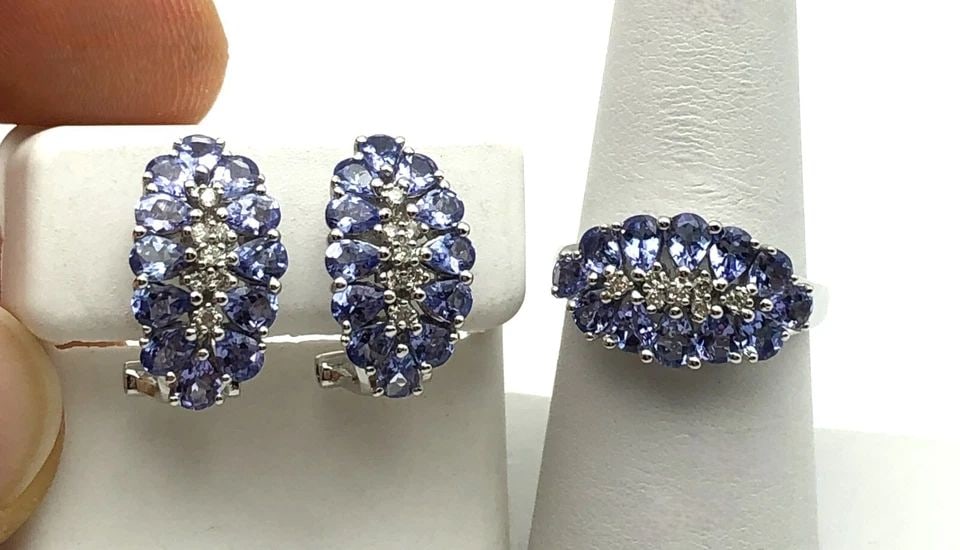 14K WHITE GOLD RING + EARRINGS SET, 0.21CTS OF DIAMONDS AND 5.04CTS OF TANZANITE: 14K WHITE GOLD RING + EARRINGS SET, 0.21CTS OF DIAMONDS AND 5.04CTS OF TANZANITE 14k White Gold Ring + Earrings SET, 0.21cts of Diamonds and 5.04cts of Tanzanite Condition: Used, have been cleaned Mat