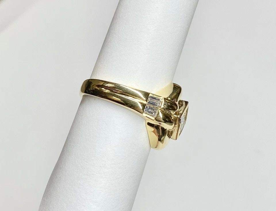 UNISEX 18K YELLOW GOLD RING WITH 0.60CTW NATURAL DIAMONDS ( SIZE: 7 ) 9.3 GRAMS: UNISEX 18K YELLOW GOLD RING WITH DIAMONDS 0.60CTW (SIZE 7) Unisex 18k Yellow Gold Ring with Diamonds (Size 7) You are bidding on a new with defects Unisex 18k Yellow Gold Ring with Diamonds. The ring 
