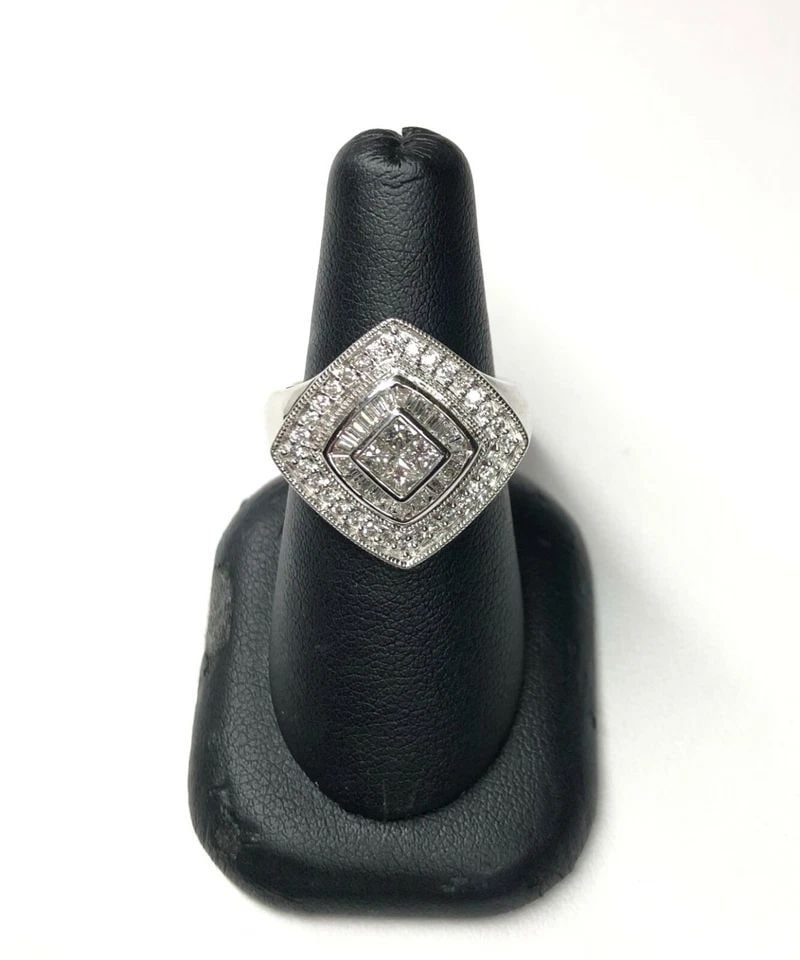 14K WHITE GOLD RING, 0.75CTS OF VS DIAMONDS ( SIZE: 6.5 ) 8.1G: WOMEN'S 14K WHITE GOLD RING WITH DIAMONDS NEW Women's 14k White Gold Ring with Diamonds NEW You are bidding on a new with defects Women's 14k White Gold with Diamonds. The ring has minor scuffs and sc