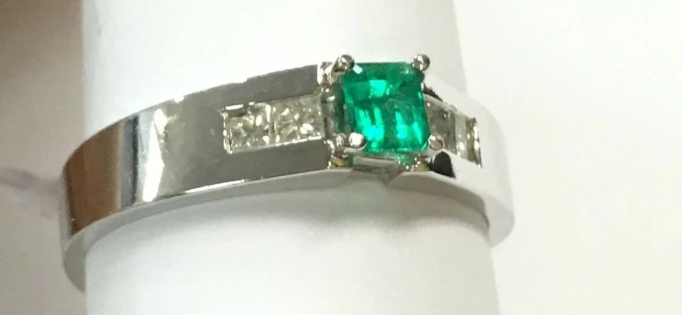 NEW 18K WHITE GOLD RING, NATURAL EMERALD, 0.35CTS OF DIAMONDS ( SIZE: 11 ) 6.2G: 18K WHITE GOLD RING WITH EMERALD AND DIAMONDS (SIZE: 11) 18k White Gold Ring with Emerald and Diamonds You are bidding on a 18k White Gold Ring with Emerald and Diamonds. The ring is fully new with or