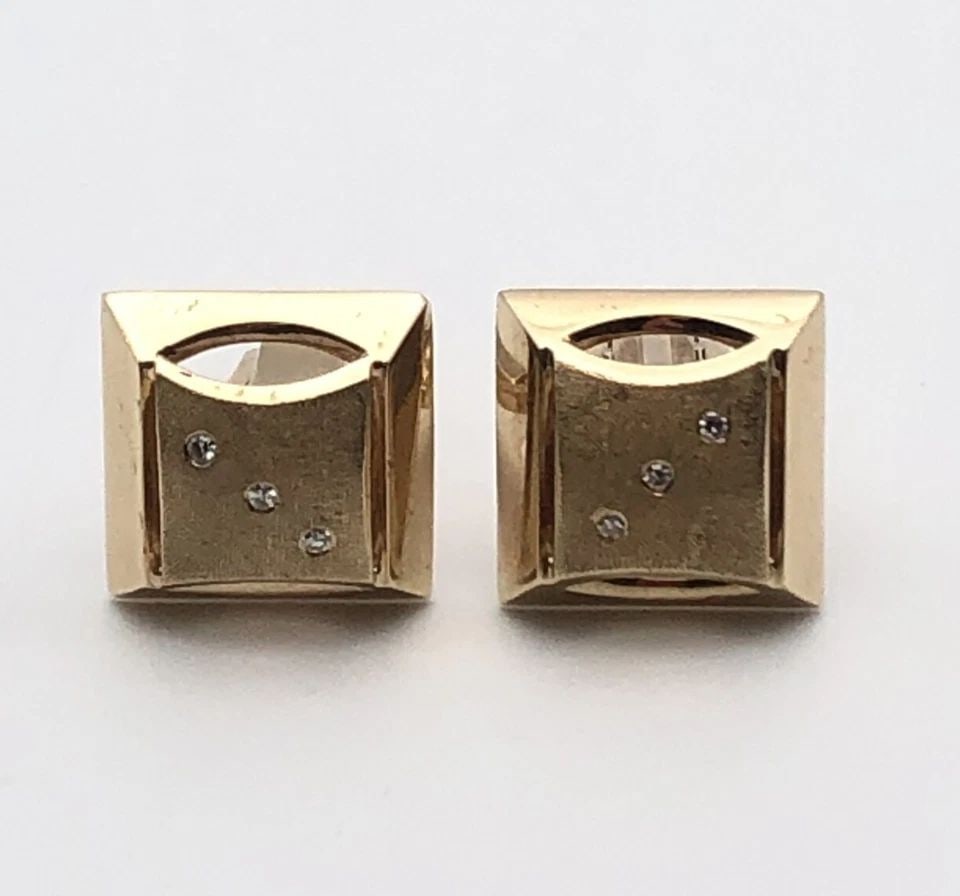 14K YELLOW GOLD CUFFLINKS SET WITH 0.09CTS VS NATURAL DIAMONDS 10.8G: 14K YELLOW GOLD CUFFLINKS SET WITH 0.09CTS OF VS DIAMONDS 10.8G 14k Yellow Gold Cufflinks set with 0.09cts of VS Diamonds Condition: Used, has been cleaned Material: 14k Yellow Gold Weight: 10.8 grams
