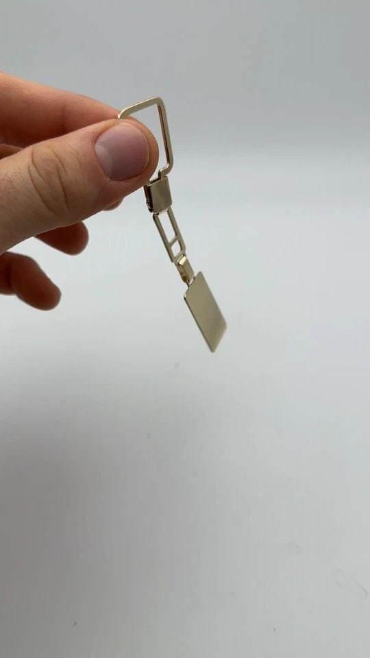 14K YELLOW GOLD KEY CHAIN (MADE IN ITALY ) 10.4 GRAMS: 14K YELLOW GOLD KEY CHAIN (MADE IN ITALY ) 10.4 GRAMS 14k Yellow Gold Key Chain Condition: Used, has been cleaned Material: 14k Yellow Gold Size: 91mm long, 3.5 long. 19mm at it's widest, 0.5mm thick.