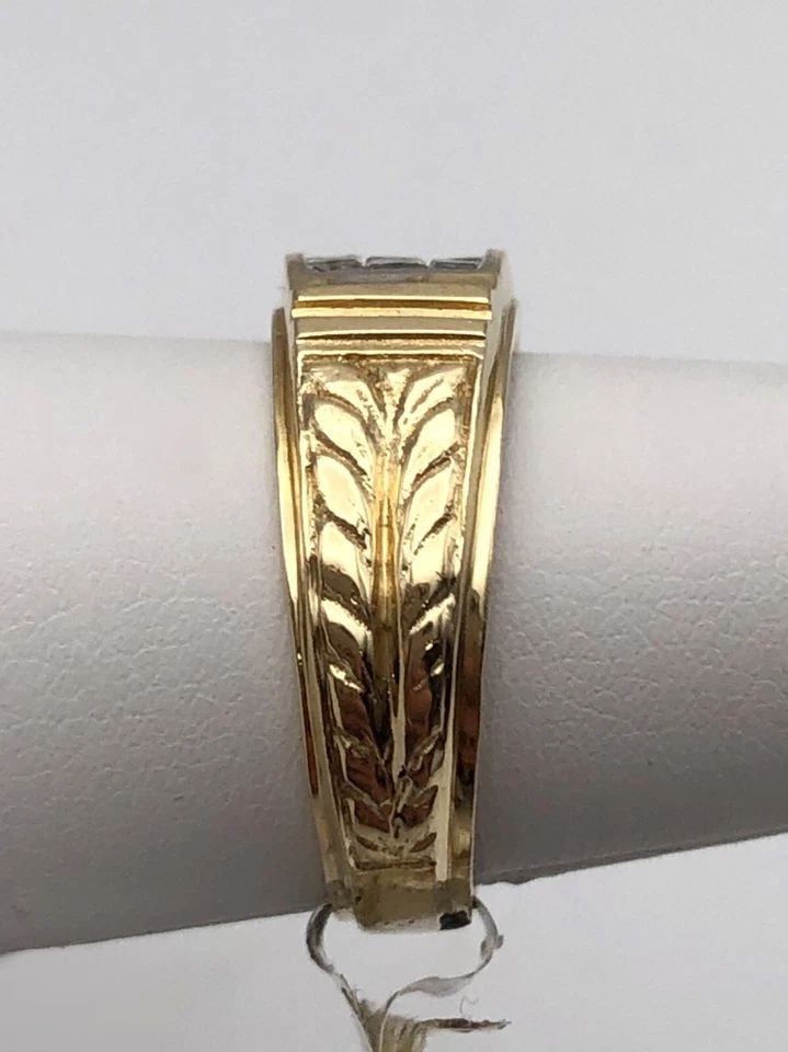 14K GOLD RING, 1.15CTS OF INVISIBLE SET NATURAL DIAMONDS ( SIZE: 8 ) 8.2G: 14K GOLD RING WITH LEAF ACCENTS, 1.15CTS OF INVISIBLE SET DIAMONDS SIZE: 8 14k Gold Ring with leaf accents, 1.15cts of invisible set Diamonds Condition: New with original tag, has been moved around in