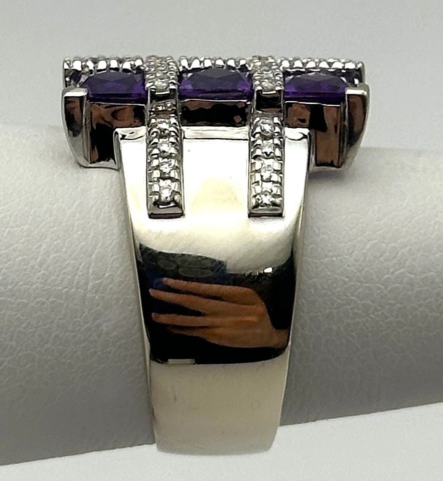 14K WHITE GOLD RING WITH 3CTS AMETHYST, 0.42CTS DIAMONDS ( SIZE: 6.5 ) 10.9G: 14K WHITE GOLD RING WITH AMETHYST AND 0.42CTS OF DIAMONDS SIZE: 6.5 10.9G 14k White Gold Ring with Amethyst with 0.42cts of Diamonds Condition: Used Material: 14k White Gold Ring Size: 6.5 Weight: 10.