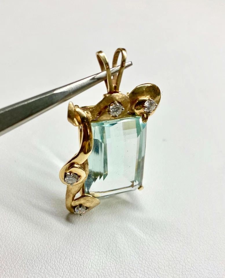 14K GOLD PENDANT / BROOCH, 0.40CTS DIAMONDS, CENTER BLUE GLASS ( 11.4 GRAMS ): 14K YELLOW GOLD PENDANT/BROOCH WITH DIAMONDS AND 22X15MM LIGHT BLUE GLASS 14k Yellow Gold Pendant/Brooch with Diamonds and 22x15mm Light Blue Glass You are bidding on a pre-owned 14k Yellow Gold Penda