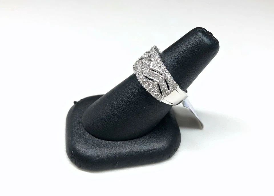 NEW 18K WHITE GOLD RING WITH 0.75CTW NATURAL DIAMONDS ( SIZE 6.5 ) 7.9 GRAMS: 18K WHITE GOLD RING WITH DIAMONDS NEW 18k White Gold Ring with Diamonds NEW You are bidding on a new with defects Women's 18k White Gold Ring with Diamonds. The ring has minor scuffs and scratches fro