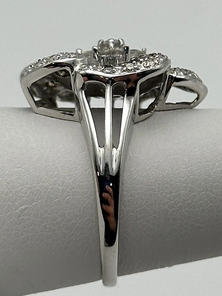 14K WHITE GOLD FLOWER RING, 1.33CTS WHITE & BROWN DIAMONDS ( SIZE: 8.25 ) 6.6G: 14k White Gold Flower Ring set with 1.33cts white & brown Diamonds Condition: Used Material: 14k White Gold Ring Size: 8.25 Weight: 6.6 grams Top Width: 20mm Bottom Width: 1.5mm Stone Info: Round bril