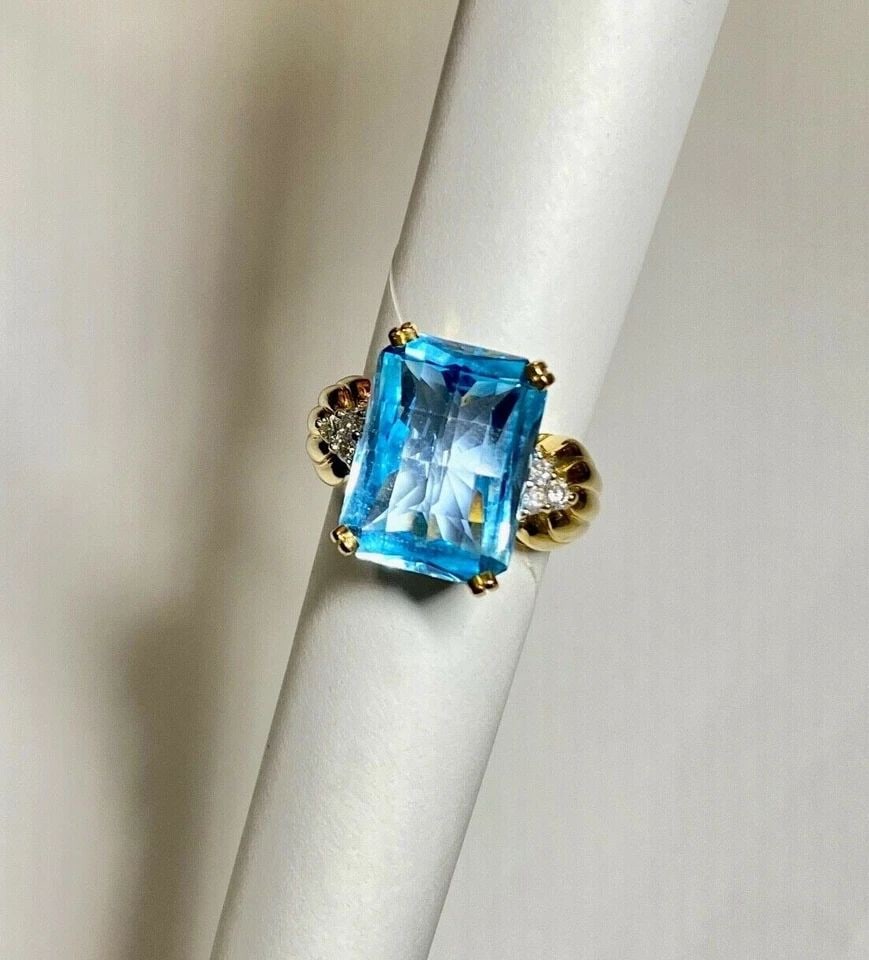 14K YELLOW GOLD RING WITH BLUE TOPAZ AND 0.18CTS OF DIAMONDS ( SIZE: 7 ) 9.4G: WOMEN'S 14K YELLOW GOLD RING WITH BLUE TOPAZ AND 0.18CTW DIAMONDS (SIZE 7) Women's 14k Yellow Gold Ring with Blue Topaz and 0.18CTW Diamonds (Size 7) You are bidding on a pre-owned Women's 14k Yellow 