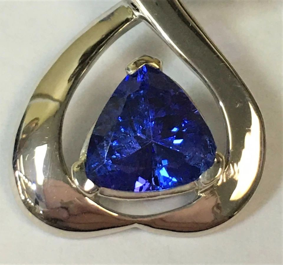 14K WHITE GOLD PENDANT, 2.9CT TANZANITE, 0.30CTS VS DIAMONDS, 7.1 GRAM: 14K WHITE GOLD PENDANT WITH DIAMONDS AND TANZANITE 14k White Gold Pendant with Diamonds and Tanzanite You are bidding on a 14k White Gold Pendant with Diamonds and Tanzanite. The pendant has been clea