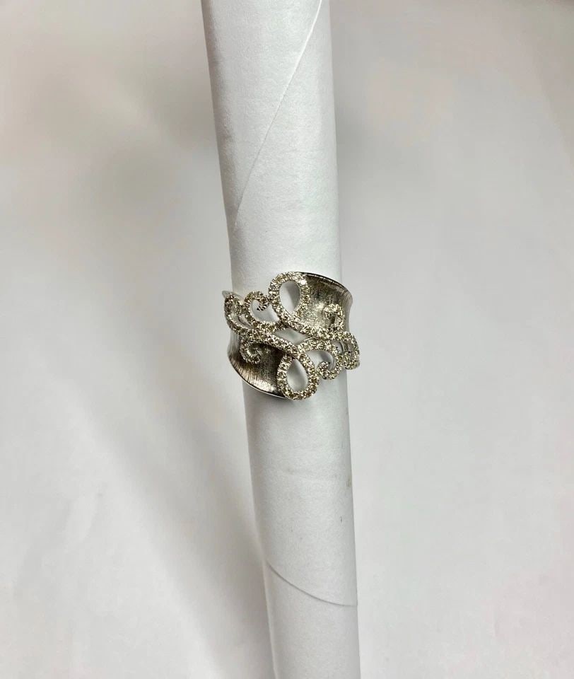 GABRIEL & CO. WOMEN'S 14K WHITE GOLD AND DIAMOND 0.69CTS RING (SIZE 6.5): GABRIEL & CO. WOMEN'S 14K WHITE GOLD AND DIAMOND 0.69CTS RING (SIZE 6.5) Gabriel & Co Women's 14k White Gold and diamond Ring (Size 6.5) You are bidding on a pre-owned Gold Gabriel and Co Women's 14k 