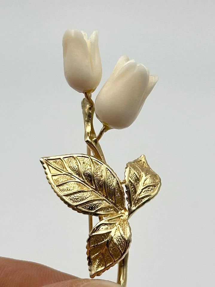VINTAGE 14K GOLD FLOWER / ROSE BROOCH PIN 8.1 GRAMS: VINTAGE 14k Gold Flower / Rose Brooch Pin Condition: Vintage, Used, has been cleaned Material: 14k Yellow Gold Size: 2.25 inches x 1 inch Weight: 8.1 grams Flower portions Info: Light pink coral (almo