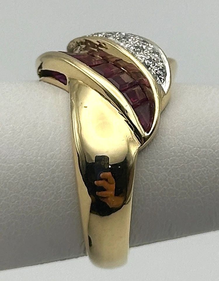 14K GOLD RING, 1.7CTS OF RUBIES, 0.28CTS OF DIAMONDS ( SIZE: 6.75 ) 7.8G: 14K GOLD RING WITH 1.7CTS OF NATURAL RUBIES, 0.28CTS OF DIAMONDS SIZE: 6.75 14k Gold Ring with 1.7cts of Rubies, 0.28cts of Diamonds Condition: Used, has been cleaned Material: 14k Yellow Gold Ring Si